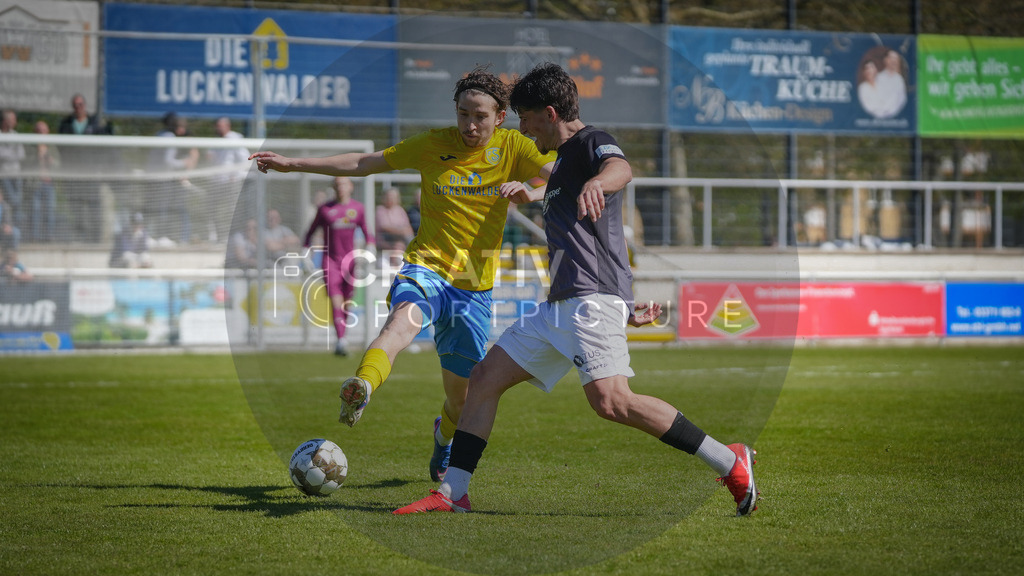 FFußball, Herren, Saison 2025/2026, Regionalliga Nordost, 31. Spieltag, FSV 63 Luckenwalde vs. FSV Zwickau, Sonntag 26.04.2026, Werner-Seelenbinder-Stadion Luckenwalde | Fußball, Herren, Saison 2025/2026, Regionalliga Nordost, 31. Spieltag, FSV 63 Luckenwalde vs. FSV Zwickau, Sonntag 26.04.2026, Werner-Seelenbinder-Stadion Luckenwalde, Im Bild: Sofiene Jannene (l. Luckenwalde) und Veron Dobruna (r. Zwickau) - Realisiert mit Pictrs.com