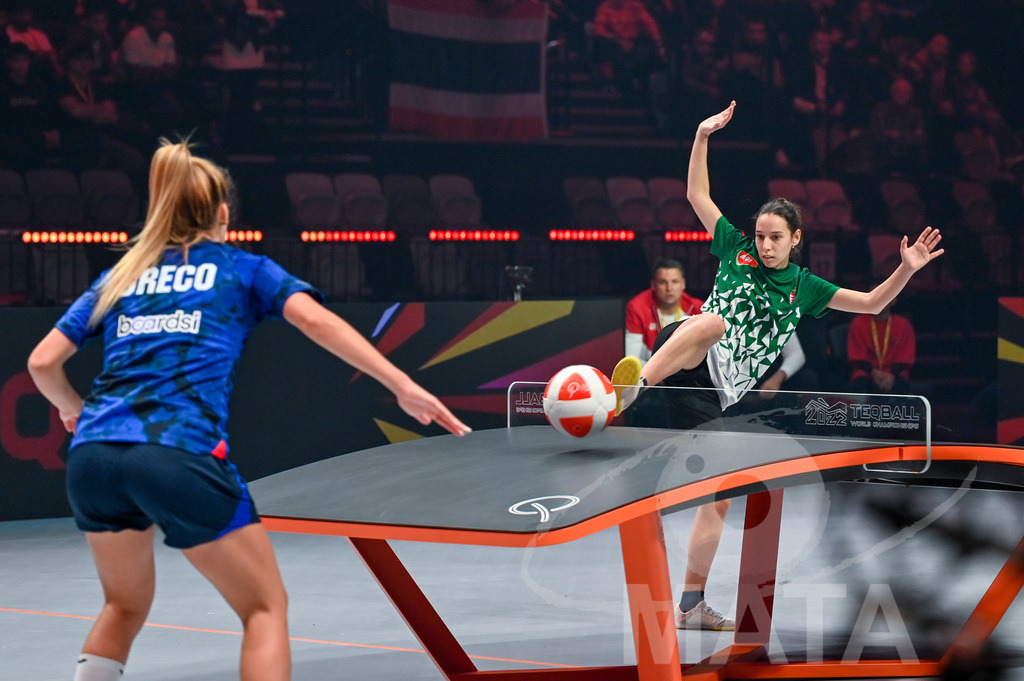 _DWI5792 | Anna Iszak vs Carolyn Greco beim Frauen- Single  Ungarn vs. USA bei der Teqball Weltmeisterschaft 2022 in der Kia Metropole Arena. Nürnberg, 27.11.2022 - Realisiert mit Pictrs.com