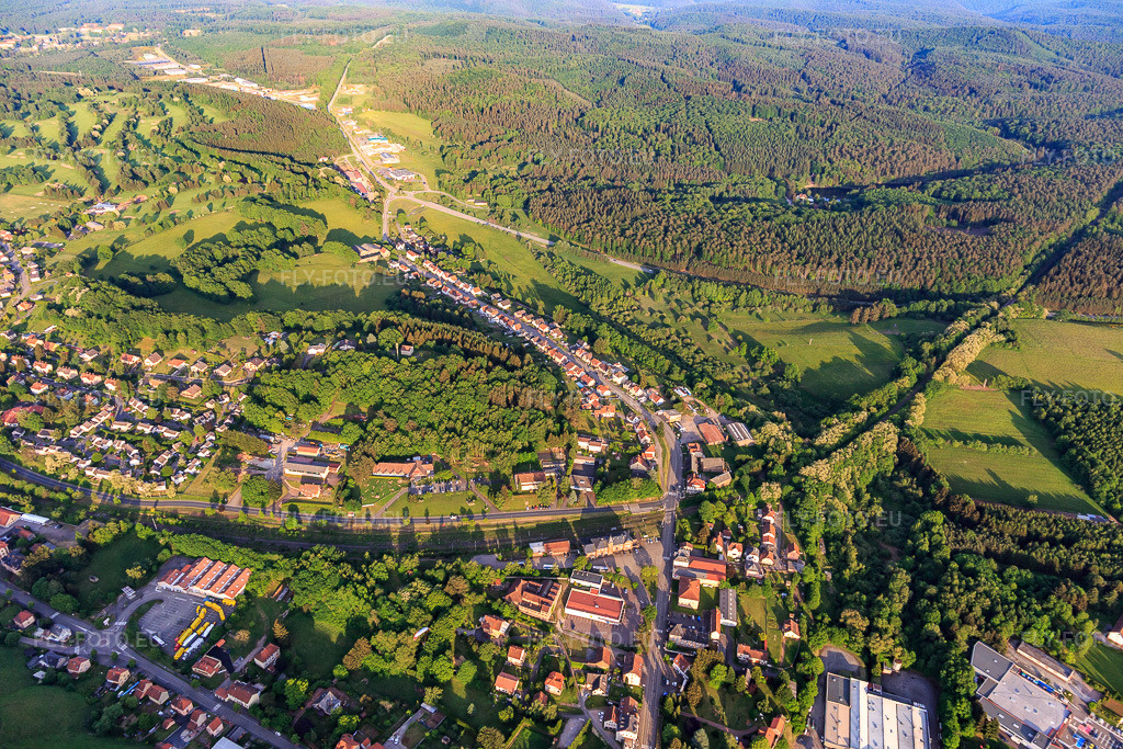 Vue aérienne: Rue Général Trumelet Faber à Bitsch dans le département Moselle, France – .Photo: IMG_107245.jpg prise le 18/05/2018 par Werner Riehm/FLY-FOTO.eu – Résolution de l'original: 5472 x 3648 px