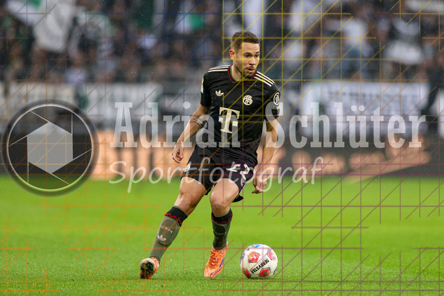 Borussia Mönchengladbach vs FC Bayern München - Bundesliga | Mönchengladbach, Deutschland, 25.10.25:   Raphael Guerreiro (FC Bayern München) in Aktion am Ball, Einzelaktion waehrend des Spiels der Bundesliga zwischen Borussia Mönchengladbach vs FC Bayern München im Stadion im Borussia Park(Foto von Brauer-Fotoagentur / Adrian Schlueter)