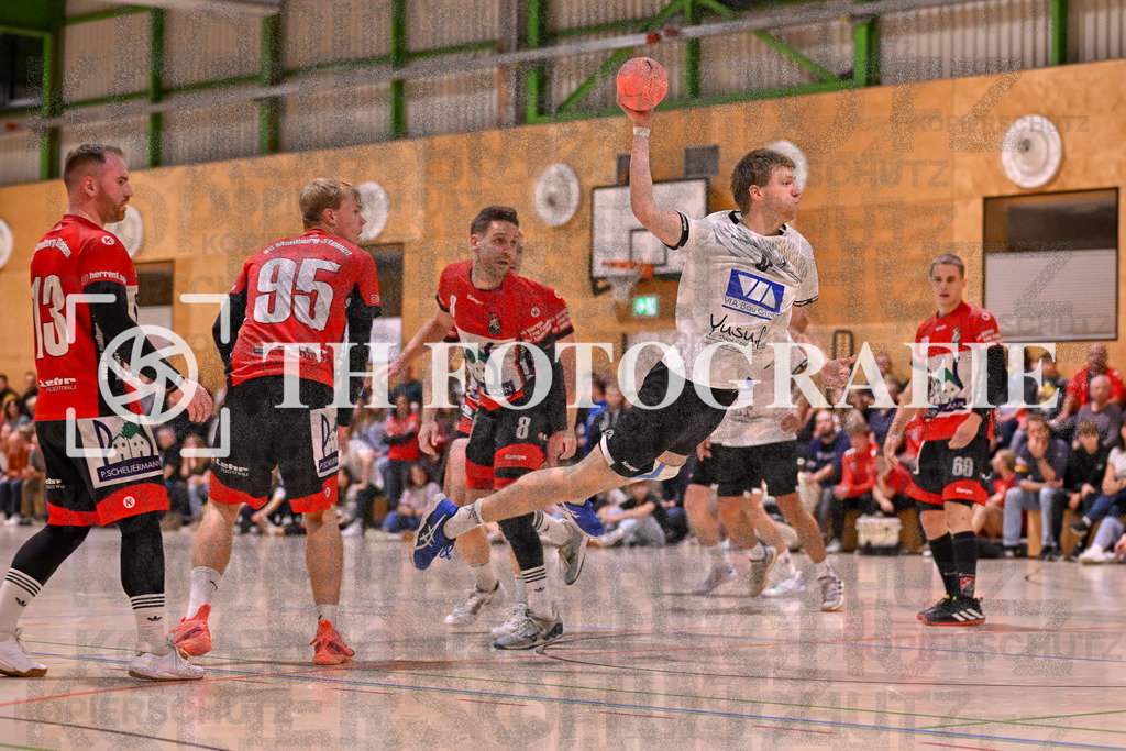 GER, SG Maulburg/Steinen - HSG Dreiland, Handball, Landesliga Suedbaden, 4. Spieltag, Saison 2024/2025, 12.10.2024 | Jan Knoessel (HSG Dreiland, #09) wirf auf das Tor. im Bild Andre Leuchtmann (SG Maulburg/Steinen, #13), Soeren Ohlsen (SG Maulburg/Steinen, #95), Jakob Tiedtke (SG Maulburg/Steinen, #08), Ole Anton Holzkamp (SG Maulburg/Steinen, #69)GER, SG Maulburg/Steinen - HSG Dreiland, Handball, Landesliga Suedbaden, 4. Spieltag, Saison 2024/2025, 12.10.2024Foto: TH Fotografie/Thomas Hess