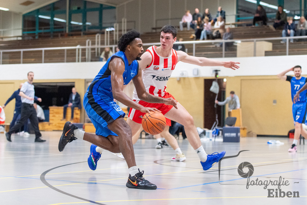 TSG Westerstede-Fortuna Logabirum | Basketball 2. Regionalliga; TSG Westerstede 2 (weiß)- Fortuna Logabirum (blau) am 12.12.2025 in Westerstede (Hössensportzentrum), Photo: Philip Eiben 2025 - Realisiert mit Pictrs.com