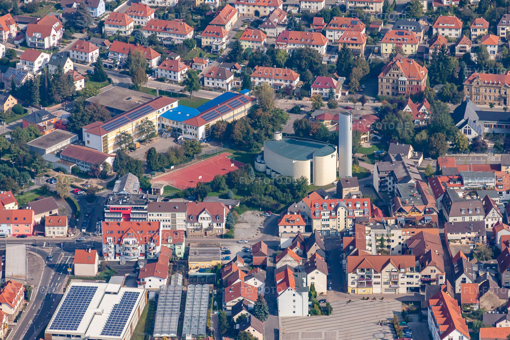 Luftbild: Theodor-Heuss-Schule und der Kirche in Sinsheim im Bundesland Baden-Württemberg in Deutschland. Foto: IMG_45567-1614.jpg vom 25.09.2011 durch Werner Riehm/FLY-FOTO.de