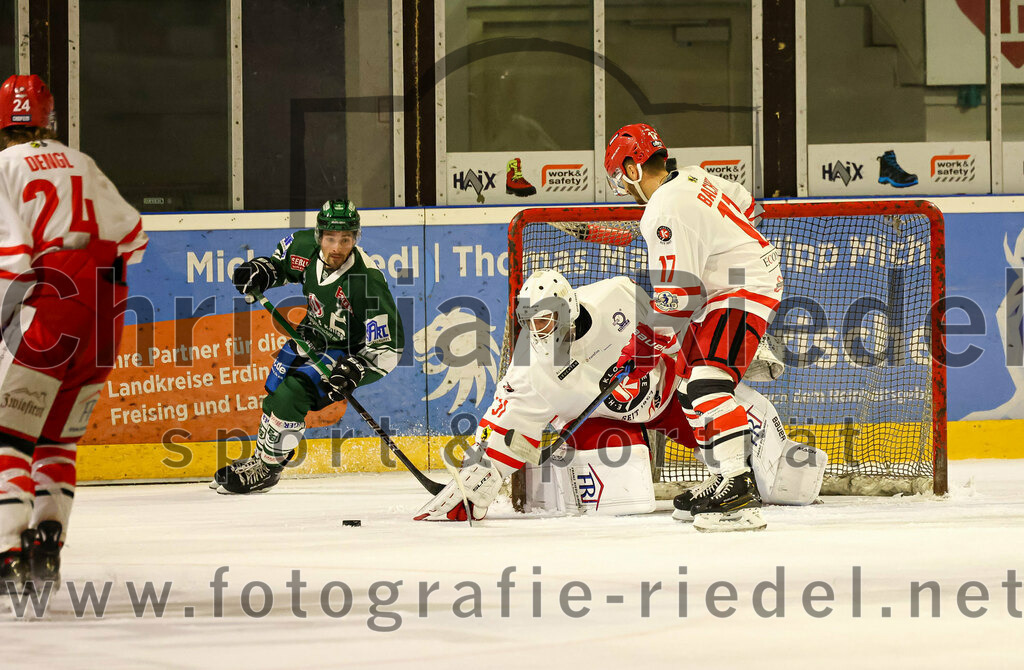 2023-10-20_123_TSV_Erding_gegen_EHC_Klostersee | Erding, Deutschland, 20.10.2023:.Eishockey, Bayernliga Vorrunde 2023 / 2024, 2. Spieltag, TSV Erding gegen EHC Klostersee, Endergebnis: ..Philipp Michl (Erding Gladiators, #77), Torwart Philipp Hähl (EHC Klostersee, #3), Quirin Bacher (EHC Klostersee, #17)..Foto: Christian Riedel / fotografie-riedel.net