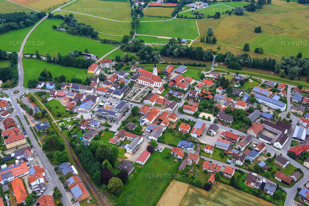 Luftbild: Pfarrkirche Mariä Himmelfahrt Marklkofen an der Vils in Marklkofen im Bundesland Bayern in Deutschland. Foto: IMG_090481.jpg vom 02.07.2016 durch Werner Riehm/FLY-FOTO.de