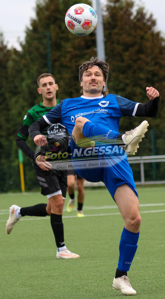 SC Enger - TuS Hücker-Aschen | Auf dem Bild zu sehen: schwarz SC Enger: Brian Rhys Davies ; blau TuS Hücker-Aschen: Johannes KannengießerSC Enger, TuS Hücker-Aschen, Saison 26/27, Kreisliga A, Enger, Deutschland - Realisiert mit Pictrs.com