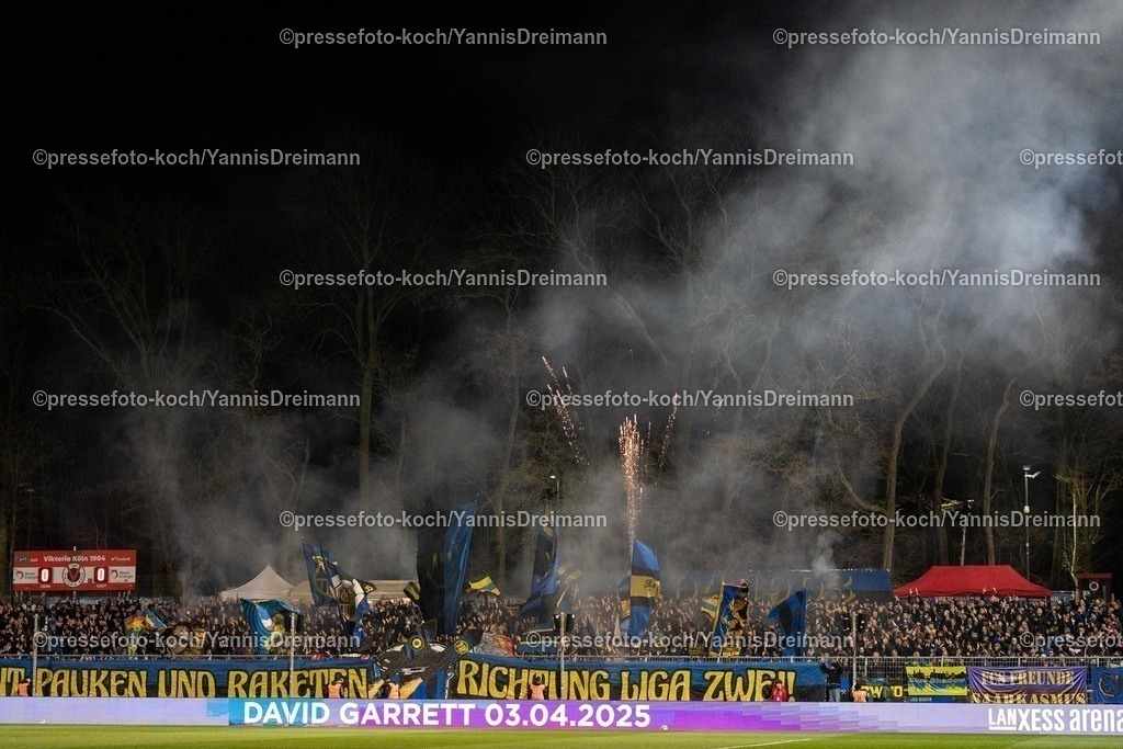 xYDR2802250101021 | 28.02.2025, xydrx, Fußball, Viktoria Köln - 1.FC Saarbrücken, 3.Liga, Sportpark Höhenberg, Saison 2024 2025: Saarbrücken Fans zünden im Gästeblock Bengalisches Feuer und Feuerwerkskörper - Schriftzug Banner  mit Pauken und Raketen in Liga zwei  DFB regulations prohibit any use of photographs as image sequences and or quasi-video.