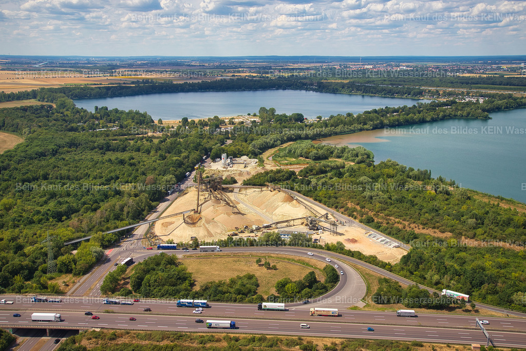 Kieswerk_Hülskens_Magdeburg_1191 | Blick aus dem Tragschrauber auf das Kieswerk Rothensee in Magdeburg. Die großräumige Aufnahme zeigt die Dimension des Betriebsgeländes und seine Einbindung in die Umgebung. Im Vordergrund verläuft die Autobahn A2 und verdeutlicht die Lage und Verkehrsanbindung des Standortes.Die Aufnahme entstand im Rahmen eines Kundenauftrags. Gewünscht war ausdrücklich eine großräumige Dokumentation des gesamten Kieswerkes, um die Ausdehnung des Geländes und die verschiedenen Bereiche des Betriebes sichtbar zu machen.Für die umfassende Dokumentation kamen mehrere fotografische Perspektiven zum Einsatz. Neben den weiträumigen Aufnahmen aus dem Tragschrauber entstanden zusätzliche Drohnenaufnahmen sowie Fotografien direkt vom Betriebsgelände. So lässt sich der Standort sowohl im großen räumlichen Zusammenhang als auch aus unmittelbarer Nähe dokumentieren.Ein gutes Beispiel dafür, wie unterschiedliche Aufnahmetechniken bei einem Auftrag miteinander kombiniert werden können, um einen großen Industriestandort umfassend abzubilden. - Realisiert mit Pictrs.com
