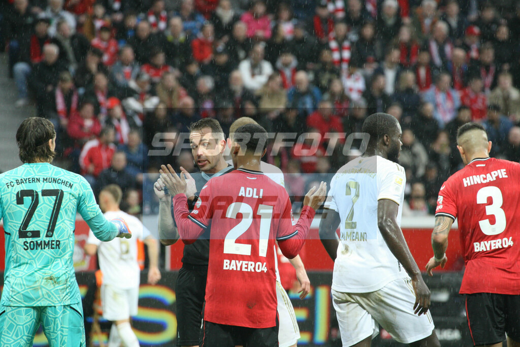 Bayer 04 Leverkusen - FC Bayern München | Amine Adli und Schiedsrichter Tobias Stieler - © Sportfoto-Sale (MK) - Realisiert mit Pictrs.com