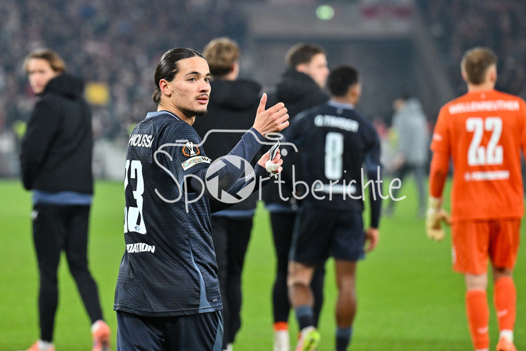 VfB Stuttgart - Feyenoord Rotterdam | STUTTGART, DEUTSCHLAND - 6. NOVEMBER: die Mannschaft aus Rotterdam bedankt sich nach der Partie bei den mitgereisten Fans beim Ligaspiel zwischen dem VfB Stuttgart und Feyenoord Rotterdam am 4. Spieltag der Europa League in der MHP-Arena am 06.11.2025 / Anis Hadj MOUSSA (Feyenoord Rotterdam 23)
