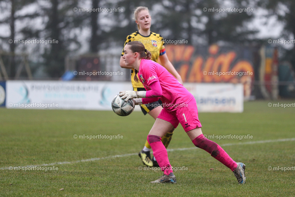 Fußball I Frauen I Saison 2025/2026 I Oberliga Schleswig-Holstein I 12. Spieltag I SV Frisia 03 Risum-Lindholm - Eichholzer SV | ml-sportfotografie - Realisiert mit Pictrs.com