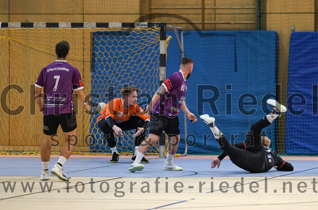 2024-09-21_013_SpVgg_Altenerding_gegen_TSV_1861_Mainburg | Erding, Deutschland, 21.09.2024:Handball, Bezirksoberliga Männer 2024 / 2025, 1. Spieltag, SpVgg Altenerding gegen TSV 1861 Mainburg, Endergebnis: 36:20Simon Rüdiger (SpVgg Altenerding, #7), Torwart Jannik Fleps (SpVgg Altenerding, #33), Sebastian Förster (SpVgg Altenerding, #66), Christoph Würfl (TSV 1861 Mainburg, #7)Foto: Christian Riedel / fotografie-riedel.net