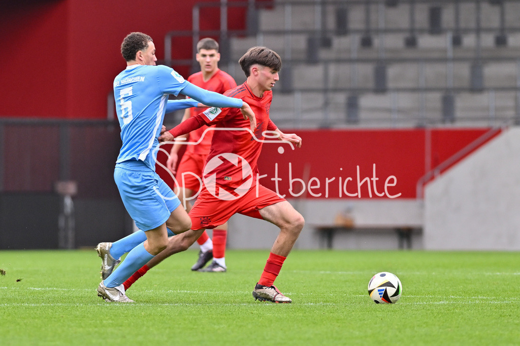 FC Bayern München U19 - TSV 1860 München U19 | im Duell Samuel ALTHAUS (TSV 1860 Muenchen U19 #6) und Roko MIJATOVIC (FCB #6) / Zweikampf / U19 DFB Nachwuchsliga: FC Bayern Muenchen U19 - TSV 1860 Muenchen U19, FC Bayern Campus am 02.11.2024