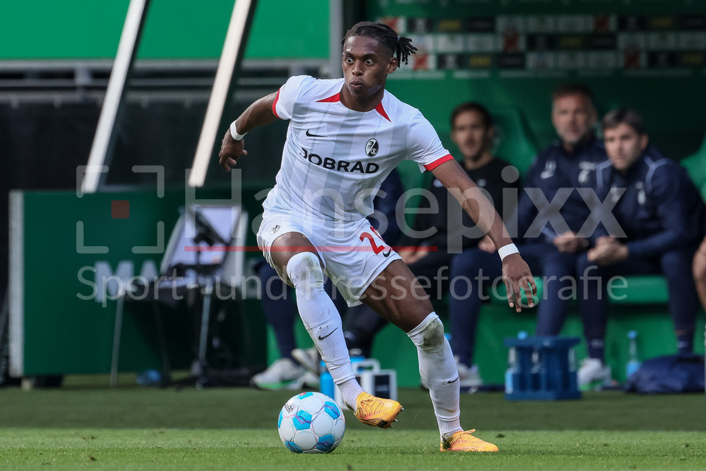 Fussball, Bundesliga, SV Werder Bremen - SC Freiburg | v.li.: Junior Adamu (SC Freiburg, 20) am Ball, Freisteller, Einzelbild, Ganzkörper, Aktion, Action, Spielszene, DIE DFL-RICHTLINIEN UNTERSAGEN JEGLICHE NUTZUNG VON FOTOS ALS SEQUENZBILDER UND/ODER VIDEOÄHNLICHE FOTOSTRECKEN. DFL REGULATIONS PROHIBIT ANY USE OF PHOTOGRAPHS AS IMAGE SEQUENCES AND/OR QUASI-VIDEO.