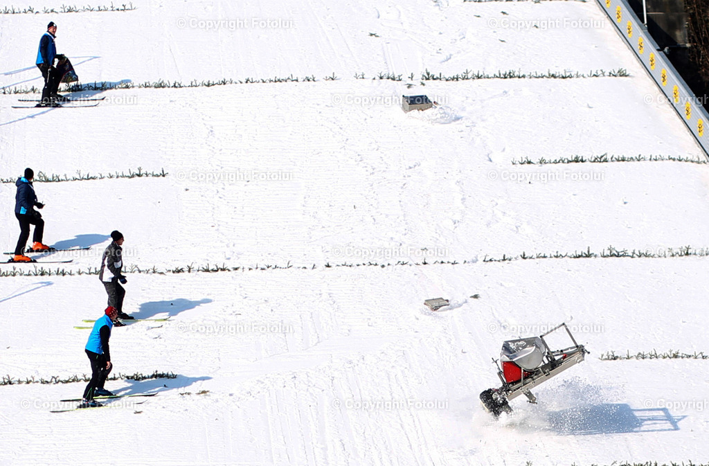 A_LUI_20230210_00761 | HINZENBACH, AUSTRIA, NORDIC SKIING, WOMEN TEAM-SKI JUMPING - FIS WORLD CUP IM BILD: DIE ABGESTURZTE SPURFRAESE               FOTO:FOTOLUI/UW