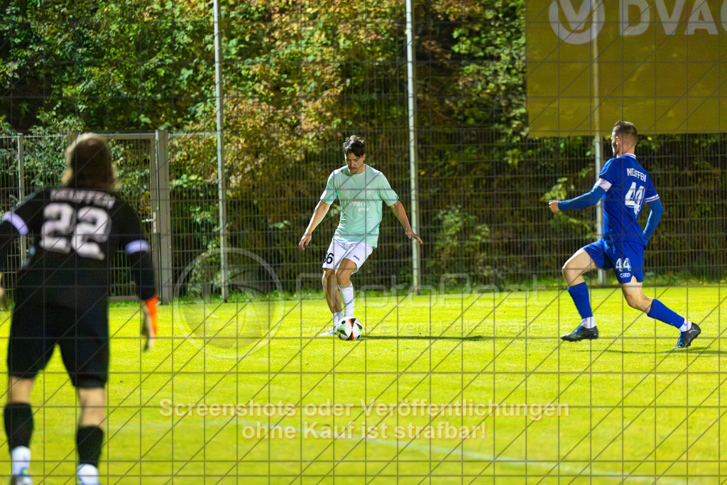 20261015_195854_0083_(c)_by_PhotoPeet | #,TSG Salach (türkis) vs. VfB Neuffen (blau), Fußball, Bezirksliga - Bezirk Neckar/Fils, 08. Spieltag, Saison 2026/2027, Rasensportplatz, Staufenecker Straße, 73084 Salach, 15.10.2026 - 19:30 Uhr,Foto: PhotoPeet / Sport- &amp; Eventfotografie / Peter Harich