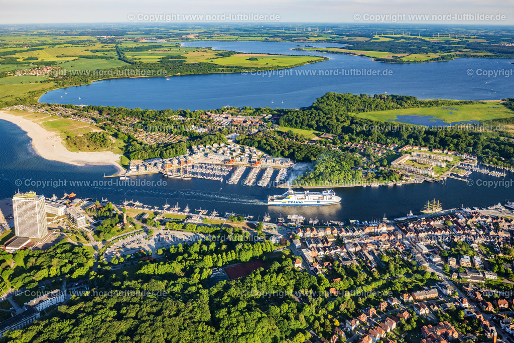 Travemünde_Fährschiff_Akka_Tt_Line_ELS_8297030622 | LüBECK 03.06.2022 Fahrt eines Fähr- Schiffes der TT-Line auf der Trave in Travemünde an der Ostseeküste im Bundesland Schleswig-Holstein, Deutschland. Weiterführende Informationen bei: TT-Line GmbH & Co. KG. // Ride a ferry ship der TT-Line auf of Trave in Travemuende at the baltic coast in the state Schleswig-Holstein, Germany. Further information at: TT-Line GmbH & Co. KG. Foto: Martin Elsen