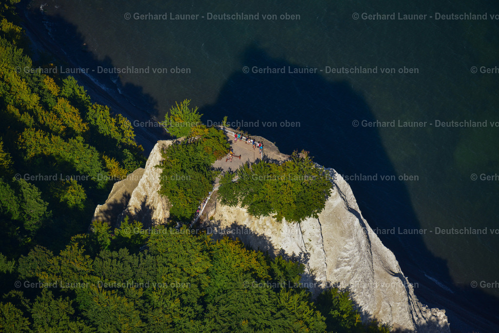 3637914 | LOHME 25.08.2016 Felsen- Küsten- Landschaft an der Steilküste - Kreidefelsen Königstuhl - in Lohme im Bundesland Mecklenburg-Vorpommern, Deutschland. Weiterführende Informationen bei: Nationalpark-Zentrum KÖNIGSSTUHL Sassnitz gemeinnützige GmbH. // Rock Coastline on the cliffs - Kreidefelsen Koenigstuhl - in Lohme in the state Mecklenburg - Western Pomerania, Germany. Further information at: Nationalpark-Zentrum KOeNIGSSTUHL Sassnitz gemeinnuetzige GmbH. Foto: Gerhard Launer