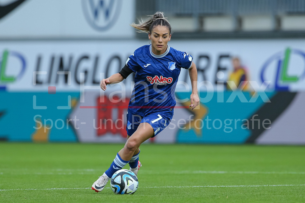 Fussball, Google Pixel Frauen-Bundesliga, VfL Wolfsburg - TSG 1899 Hoffenheim | v.li.: Ereleta Memeti (TSG 1899 Hoffenheim, 7) am Ball, Freisteller, Einzelbild, Ganzkörper, Aktion, Action, Spielszene, DIE DFB-RICHTLINIEN UNTERSAGEN JEGLICHE NUTZUNG VON FOTOS ALS SEQUENZBILDER UND/ODER VIDEOÄHNLICHE FOTOSTRECKEN. DFB REGULATIONS PROHIBIT ANY USE OF PHOTOGRAPHS AS IMAGE SEQUENCES AND/OR QUASI-VIDEO.