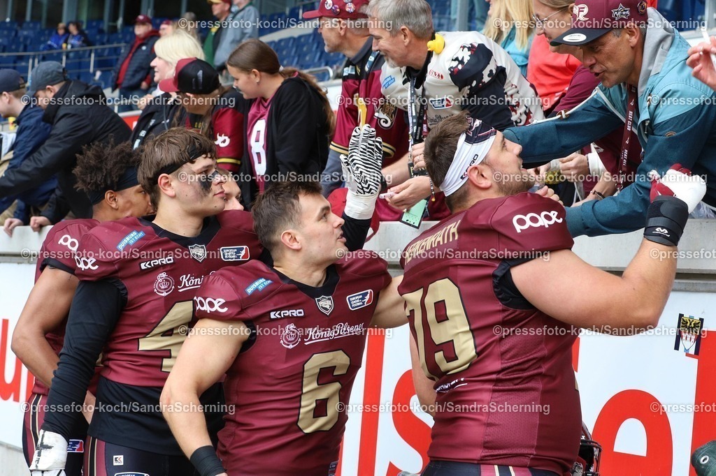 xSSC08062501086 | 08.06.2025, xsscx, American Footballl, Rhein Fire - Paris Musketeers, EFL, Schauinsland-Reisen-Arena, Saison 2025: Die Spieler von Rhein Fire bei der Ehrenrunde mit den Fans  von Rhein Fire nach dem Spiel