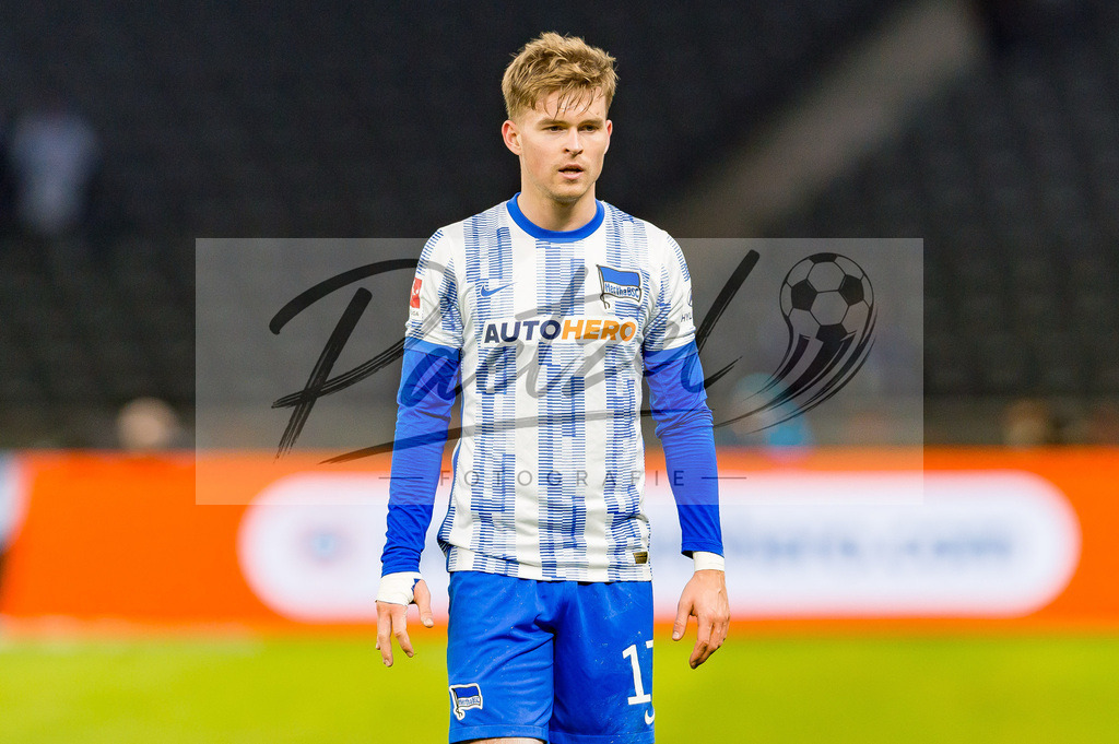 HERBOC20220204_232 | Fussball, Herren: Maximilian Mittelstaedt (Hertha BSC) schaut bei dem Spiel der 1. Bundesliga zwischen Hertha BSC und VfL Bochum im Olypiastadion am 04.02.2022 in Berlin, Deutschland.DFB / DFL REGULATIONS PROHIBIT ANY USE OF PHOTOGRAPHS AS IMAGE SEQUENCES AND/OR QUASI-VIDEO. - Realisiert mit Pictrs.com