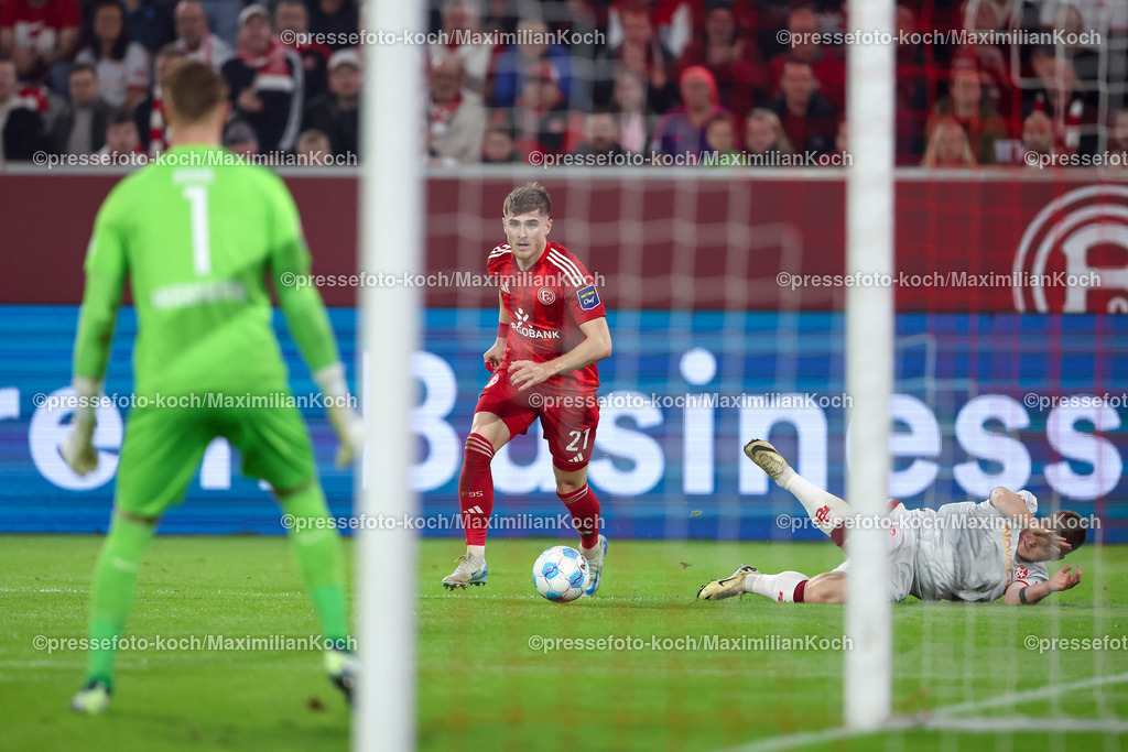 Due26102401023 | 26.10.2024, Fußball, Fortuna Düsseldorf - 1.FC Kaiserslautern, 2. Bundesliga, Merkur Spiel-Arena, Saison 2024 2025: Tim Rossmann (Fortuna Düsseldorf #21) gegen Jean Zimmer (FCK #8)DFB regulations prohibit any use of photographs as image sequences and or quasi-video.