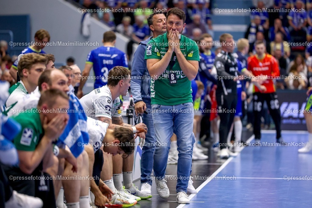 Gum30042601141 | 30.04.2026, Handball, 1. HBL, VfL Gummersbach - Frisch Auf! Göppingen, Saison 2025 / 2026 Herren, Schwalbe-Arena: Cheftrainer Benjamin Matschke (Frisch Auf Göppingen #hc) gestikulierend am Spielfeldrand  