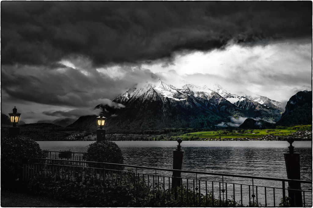 Niesen | Neuschnee im Mai am Niesen bis 1500 m und eine Beleuchtung, als ob die frische Pracht stolz präsentiert werden sollte. 
Schwarzweiss Aufnahme vom Strandweg Hilterfingen mit Selektivfarben. 
-----------------------------------------------------------------
Fresh snow in May on the Niesen down to 1500 m and lighting as if the fresh splendor should be proudly presented.
Black and white photo of the Hilterfingen Strandweg with selective colors.
-----------------------------------------------------------------
Dieser Druck ist in einer limitierten Auflage von 5 Exemplaren erhältlich. 
This print is available in a limited edition of 5 copies. 
http://art.hess.photography/115-niesen.html - Realisiert mit Pictrs.com