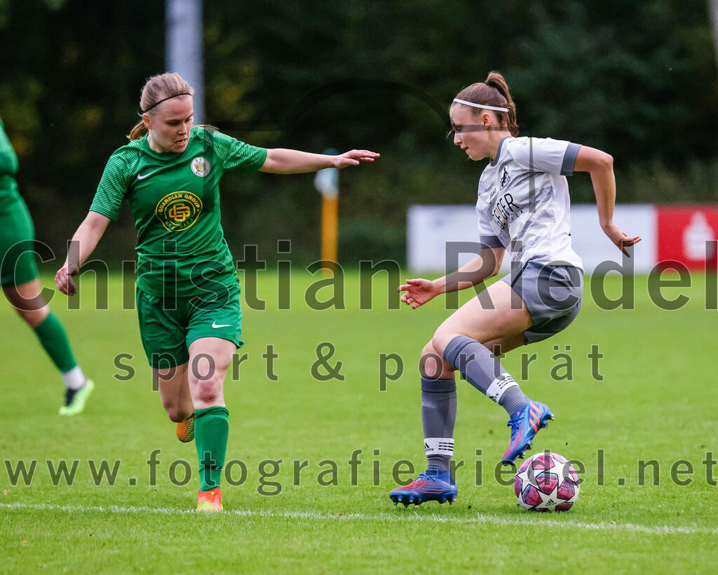 2023-10-07_083_FC_Forstern_gegen_TSV_Schwaben_Augsburg | Forstern, Deutschland, 07.10.2023:
Fußball, Frauen Bayernliga 2023 / 2024, 6. Spieltag, FC Forstern gegen TSV Schwaben Augsburg, Endergebnis: 1:6

Katia Ludwig Lasa (FC Forstern, #6), Gabriela Grashei (TSV Schwaben Augsburg, #8)

Foto: Christian Riedel / fotografie-riedel.net