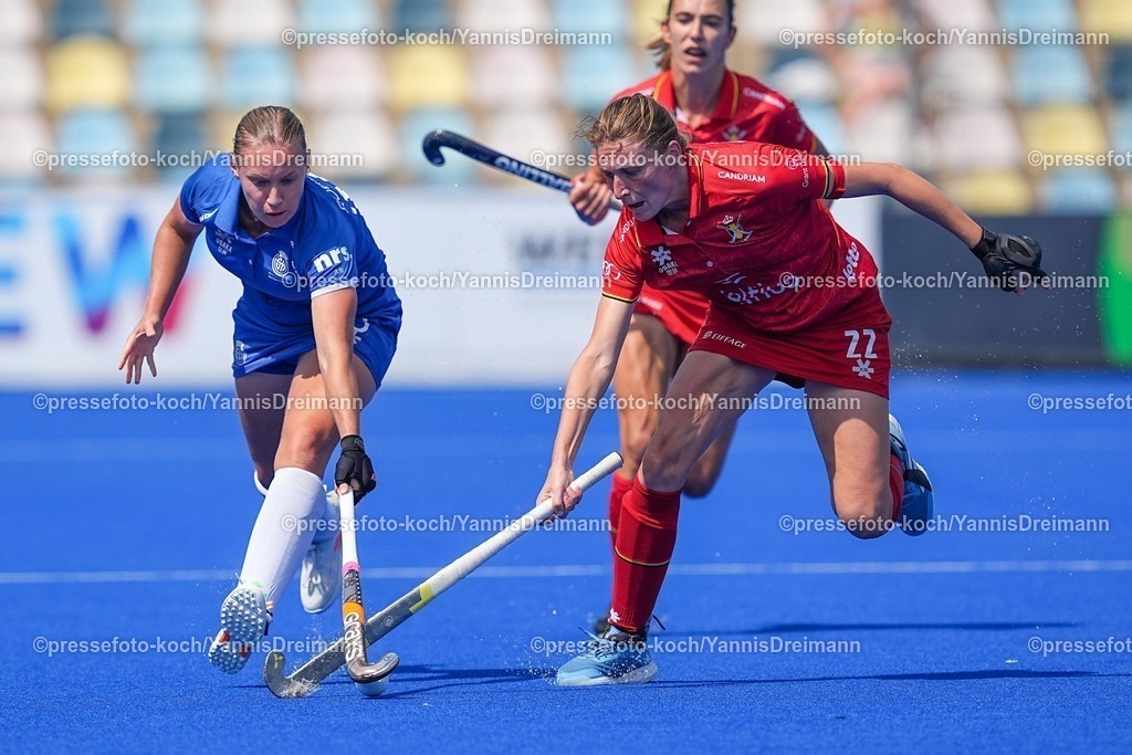 xydrx13082502020 | 13.08.2025, xydrx, Frauen EuroHockey Championship 2025, Gruppenphase, Gruppe B, Belgien - Schottland, Sparkassenpark Mönchengladbach: Sarah Robertson (SCO #10) im Zweikampf gegen Stephanie Vanden Borre (BEL #22)
