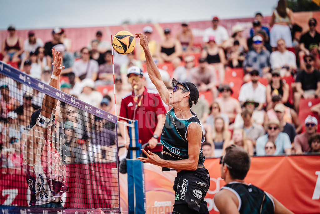 Beachvolleyball | Männer | Allianz German Beach Tour 2025 | Tourstop München | 05.07.2025 | Valentin Schneckenburger beim Angriff