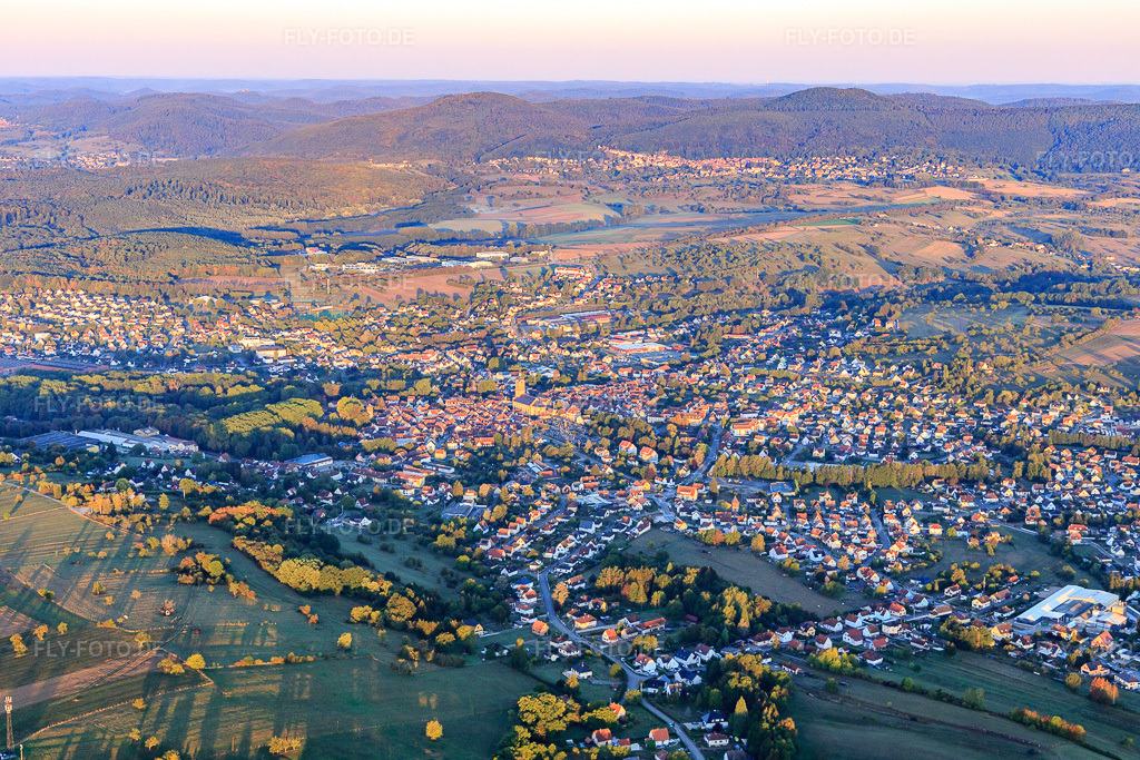 Luftbild: Ortsansicht von Osten in Reichshoffen im Bundesland Bas-Rhin in Frankreich. – Foto: IMG_111626.jpg vom 16.09.2018 durch Werner Riehm/FLY-FOTO.de – Auflösung des Originals: 5472 x 3648 px
