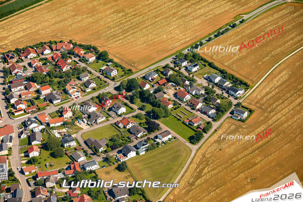 Das Luftbild zeigt :  Hitzhofen - Die Luftaufnahme wurde 2024 vom UL-Flugzeug aus erstellt ( keine Drohne ) - Hochauflösende Luftaufnahme - Für grossformatige Ausdrucke geeignet. Die Geschenkidee !Mit Lizenz und Bildrechte bestellbar