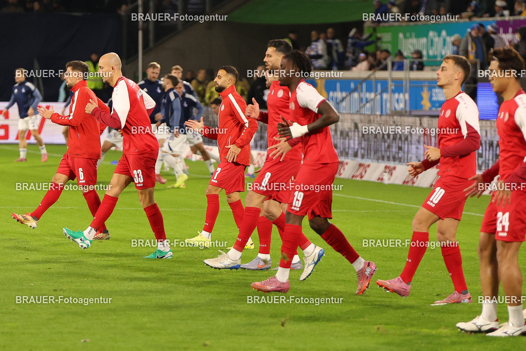 MSV Duisburg - Rot-Weiss Essen  | Duisburg, Deutschland, 26.10.2025 Mannschaft von Rot-Weiss Essen wärmt sich auf  während des 3.Liga Spiels zwischen MSV Duisburg und Rot-Weiss Essen in der Schauinsland-Reisen-Arena am 26.10.2025 in Duisburg (Foto von Timo Bluhmki-Schmidt/ Brauer Fotoagentur