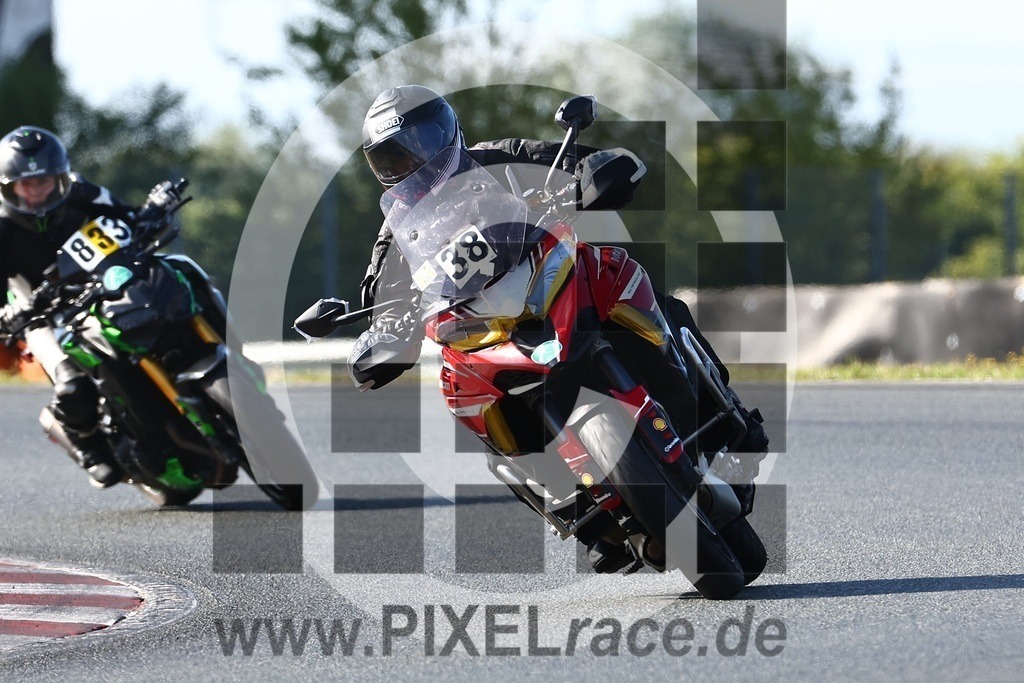 0038-20240910_05940 | Schöne Erinnerungen an spannende Momente - das festzuhalten ist unser Job. PIXELrace.de ist seit 2003 auf den Rennstrecken Europas unterwegs um die Action draußen beim Fahren und die wunderbare Stimmung imm Fahrerlager für euch einzufangen.