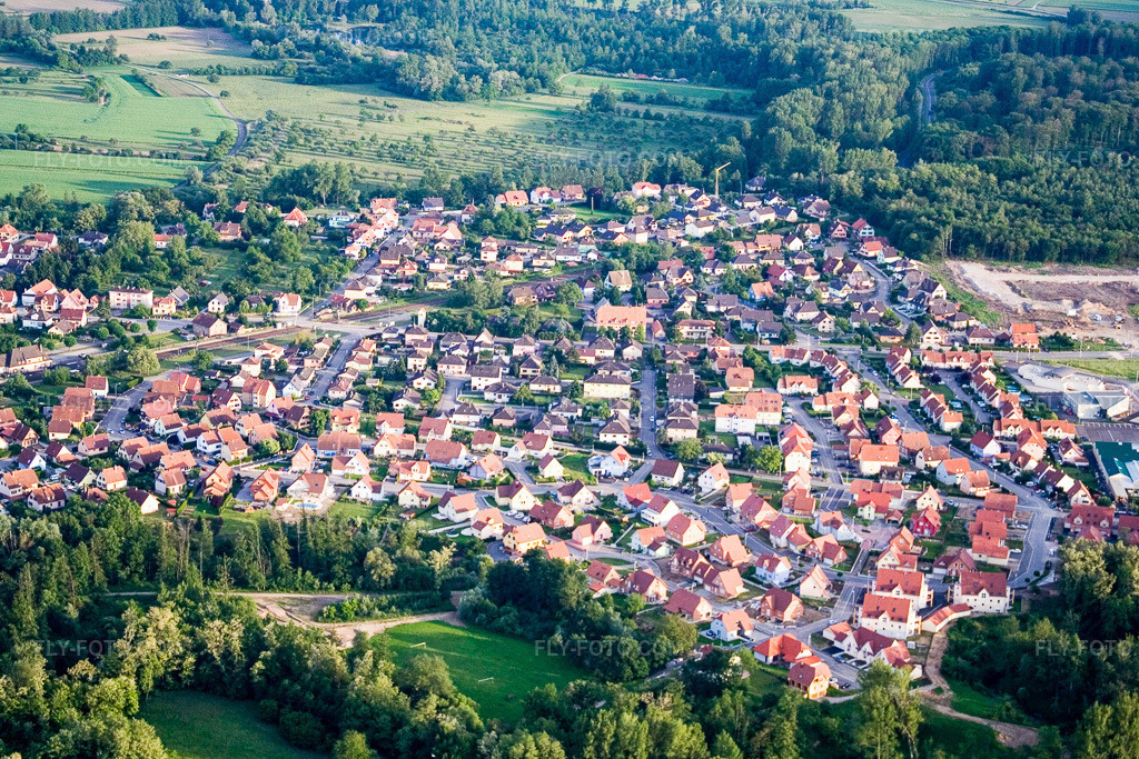 Aerial view: Seltz in Schaffhouse-près-Seltz in the state Bas-Rhin, France. – Photo: IMG_2409.jpg taken on 06/04/2006 by Werner Riehm/FLY-FOTO.com – Resolution of the original: 3456 x 2304 px