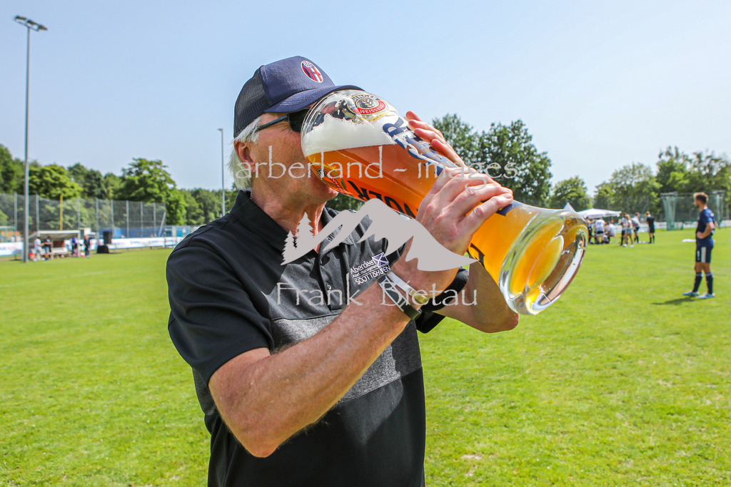 OE7A0546 | die Szenen nach dem Spiel, Feiern mit Erdinger