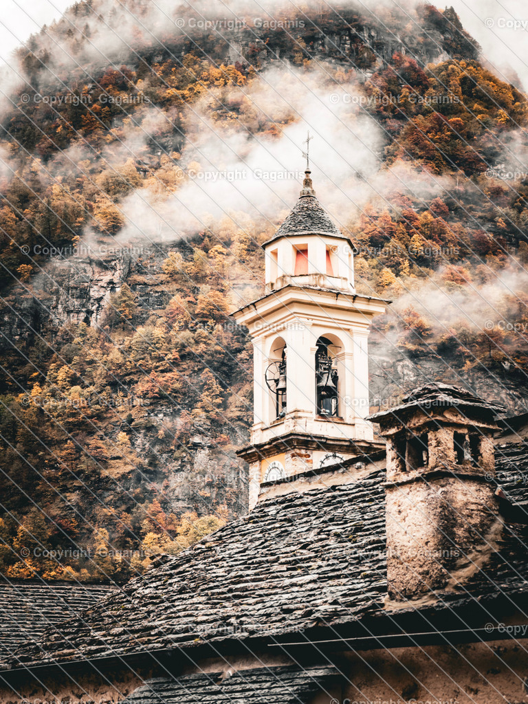 Sonogno Herbstlandschaft Schweiz, Tessin Dorf Print, Nebel Fotografie, Herbstfarben Wandbild, Naturposter, Alpenkunst | Goldene Blätter, malerische Gassen und sanfter Herbstnebel – diese Fotografie bringt die magische Atmosphäre des Tessiner Herbstes in dein Zuhause. Perfekt für gemütliche Wohnräume oder als Geschenk für Naturliebhaber.