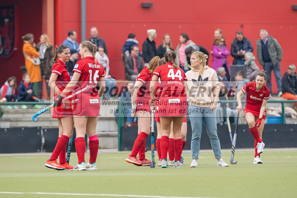 HK_20230416_107017 | 1. Bundesliga Damen Düsseldorfer HC - Rot-Weiss Köln am 16.4.2023 DHC Düsseldorf, Düsseldorf , Helena Würker ( Rot-Weiss Köln #16 ) , Paula Brux ( Rot-Weiss Köln #44 ) Maja Weber ( Rot-Weiss Köln #21 )