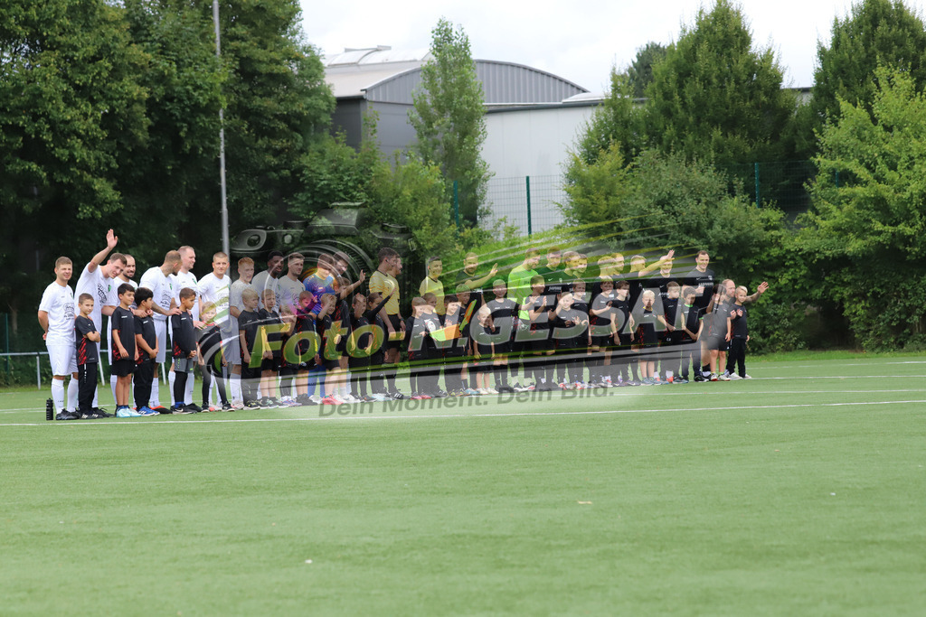 SC Bünde - BV 21 Stift-Quernheim | Auf dem Bild zu sehen: Begrüßung der ZuschauerSC Bünde, BV 21 Stift-Quernheim, Fistelmann Supercup, Hunnebrock, Deutschland  - Realisiert mit Pictrs.com