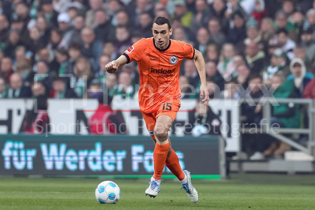 Fussball, Bundesliga, SV Werder Bremen - Eintracht Frankfurt | v.li.: Ellyes Skhiri (Eintracht Frankfurt, 15) am Ball, Freisteller, Einzelbild, Ganzkörper, Aktion, Action, Spielszene, DIE DFL-RICHTLINIEN UNTERSAGEN JEGLICHE NUTZUNG VON FOTOS ALS SEQUENZBILDER UND/ODER VIDEOÄHNLICHE FOTOSTRECKEN. DFL REGULATIONS PROHIBIT ANY USE OF PHOTOGRAPHS AS IMAGE SEQUENCES AND/OR QUASI-VIDEO.