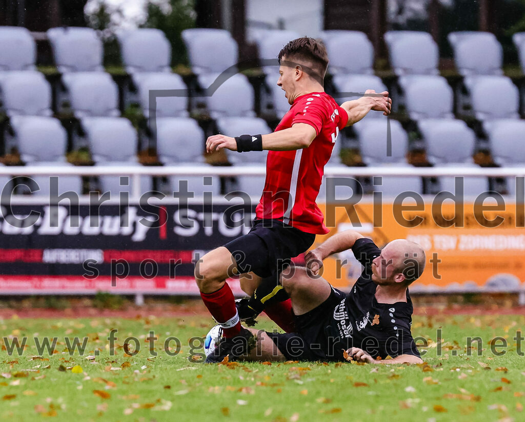 2023-08-27_083_TSV_Zorneding_II_gegen_TSV_Grafing_II | Zorneding, Deutschland, 27.08.2023:
Fußball, A-Klasse 2023 / 2024, 2. Spieltag, TSV Zorneding II gegen TSV Grafing II, Endergebnis: 5:1

Dennis Duwel (TSV Zorneding, #11), Marinus Kinzl (TSV Grafing, #16)

Foto: Christian Riedel / fotografie-riedel.net