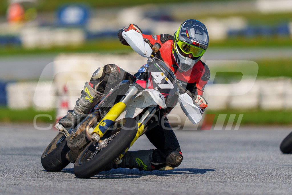 SuperMoto_Staatsmeisterschaft_Greinbach_221 | GRIPcapture steht für authentische Sportfotografie in Österreich – für Momente, die mehr sind als Geschwindigkeit oder Ergebnis. Es geht um Emotion, Spannung, Fokus und den Augenblick, der oft nur einen Wimpernschlag dauert.Ob Motorsport, Teamsport oder 