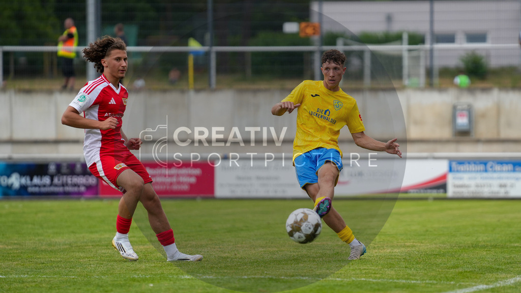 Fußball, Herren, Saison 2025/2026, 3. Luckenwalder Turmpokal, Werner-Seelenbinder-Stadion Luckenwalde, Spiel: FSV 63 Luckenwalde vs. 1.FC Union Berlin U19,  | Fußball, Herren, Saison 2025/2026, 3. Luckenwalder Turmpokal, Werner-Seelenbinder-Stadion Luckenwalde, Spiel: FSV 63 Luckenwalde vs. 1.FC Union Berlin U19,  Im Bild: Musa Alkan (l. Union) und Len Neumann (r. Luckenwalde) - Realisiert mit Pictrs.com