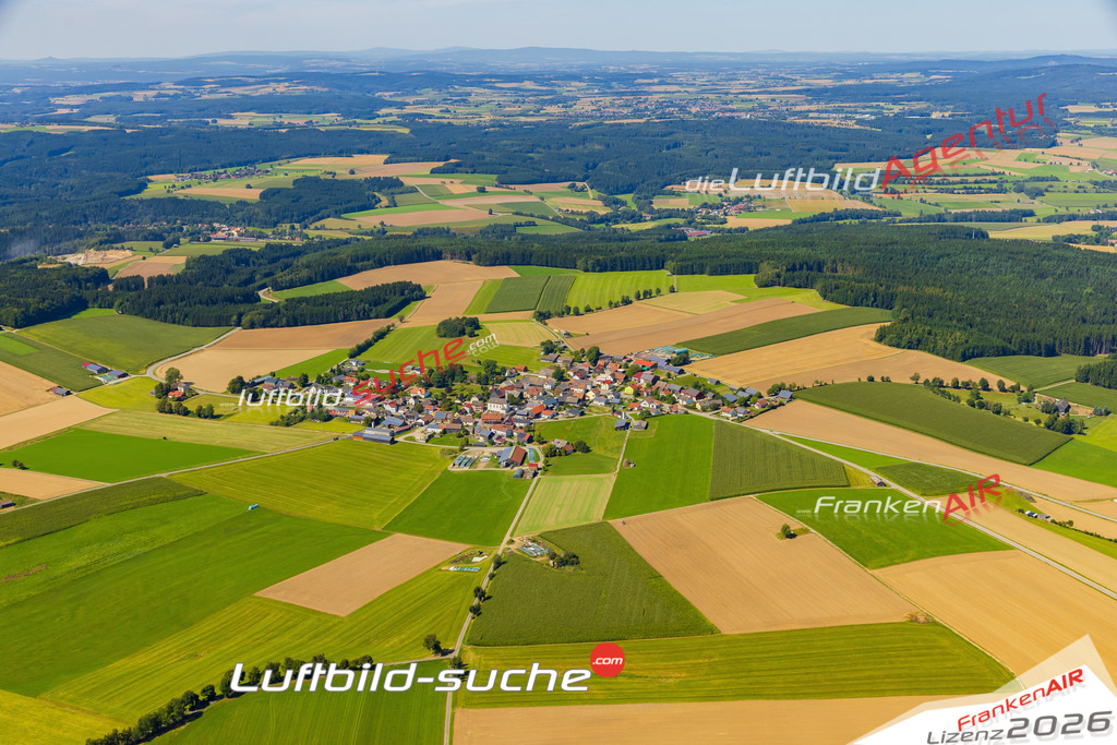 Klassische Luftaufnahme ohne Drohne zeigt:Etzgersrieth bei Moosbach - Die Luftbildaufnahme wurde 2025 vom UL-Flugzeug heraus erstellt ( keine Drohne ) - Hochauflösende Luftaufnahme -Nicht vergleichbar mit Google Maps oder Satelittenbilder- Die Geschenkidee !Mit Lizenz und Bildrechte bestellbar