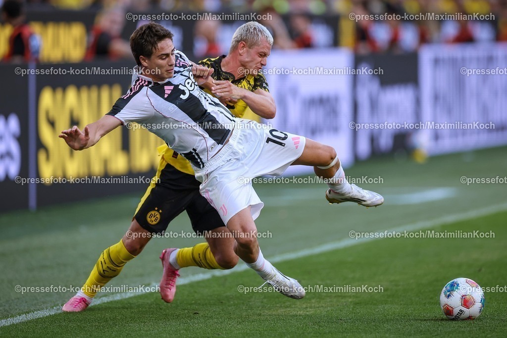 BVB10082501068 | 10.08.2025, Fußball, Borussia Dortmund - Juventus Turin, Testspiel, Signal Iduna Park, Saison 2025 2026: Julian Ryerson&nbsp;(BVB #26) im Zweikampf gegen  Kenan Yıldız&nbsp;(Juventus Turin #10)   DFB regulations prohibit any use of photographs as image sequences and or quasi-video.