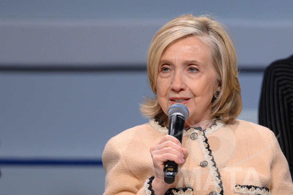 _DWI5061 | Die US-Politikerin Hillary Clinton auf der Veranstaltung Girls Just Want to Have Fundamental Rights: Fighting the Global Pushback im Rahmen der Münchner Sicherheitskonferenz 2026. München, 14.02.2026 Bayern Deutschland - Realized with Pictrs.com