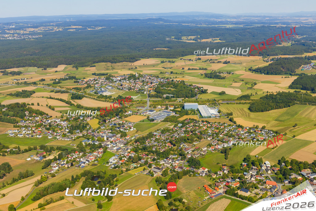 Luftaufnahme von Höchstädt im Fichtelgebirge - Die Luftaufnahme wurde 2025 vom UL-Flugzeug heraus erstellt ( keine Drohne ) - Hochauflösende Luftaufnahme - für professionelle Ausdrucke geeignet. Die Geschenkidee !Mit Lizenz und Bildrechte bestellbar