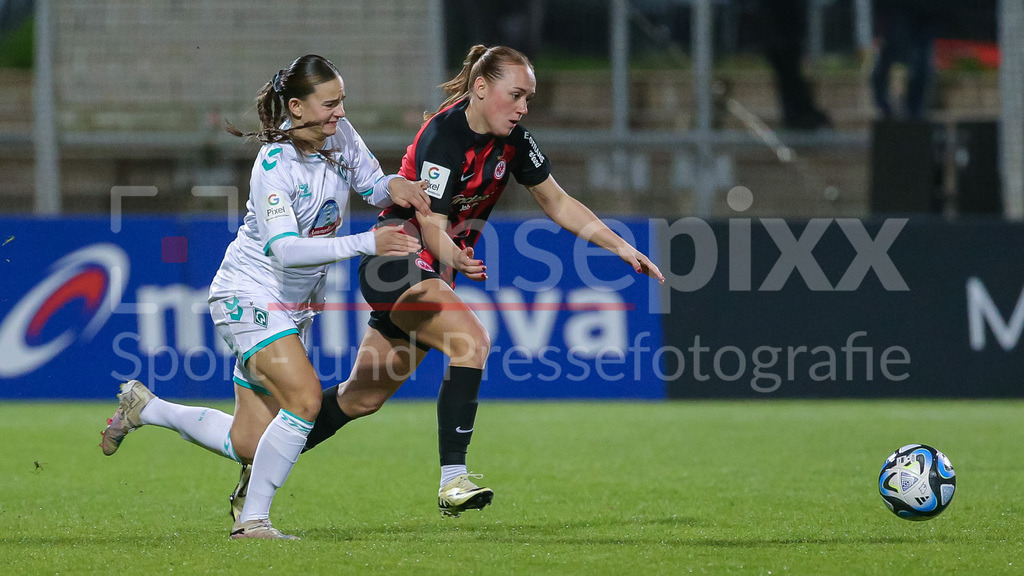 Fussball, Google Pixel Frauen-Bundesliga, Eintracht Frankfurt - SV Werder Bremen | v.li.: Tuana Mahmoud (geb. Keles, SV Werder Bremen, 10) und Lisanne Gräwe (Eintracht Frankfurt, 8) im Zweikampf, Duell, Dynamik, Aktion, Action, Spielszene, DIE DFB-RICHTLINIEN UNTERSAGEN JEGLICHE NUTZUNG VON FOTOS ALS SEQUENZBILDER UND/ODER VIDEOÄHNLICHE FOTOSTRECKEN. DFB REGULATIONS PROHIBIT ANY USE OF PHOTOGRAPHS AS IMAGE SEQUENCES AND/OR QUASI-VIDEO.