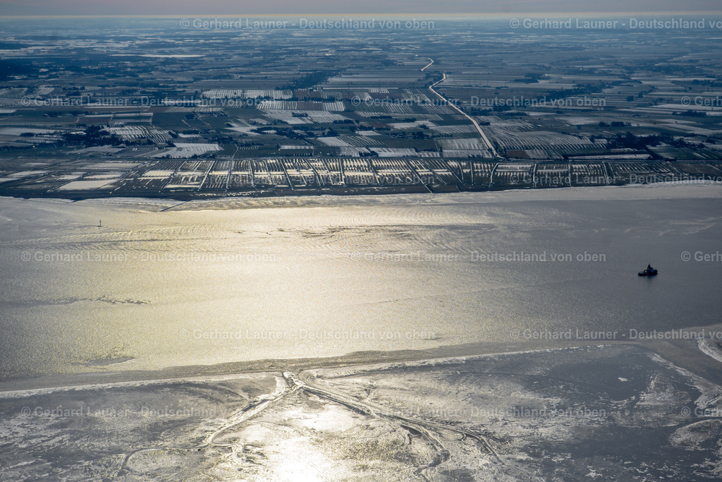 4044506 | FREIBURG (ELBE) 14.02.2021 Wasseroberfläche an der Meeres- Küste der Nordsee in Freiburg (Elbe) im Bundesland Niedersachsen, Deutschland. // Water surface at the seaside of North Sea in Freiburg (Elbe) in the state Lower Saxony, Germany. Foto: Gerhard Launer
